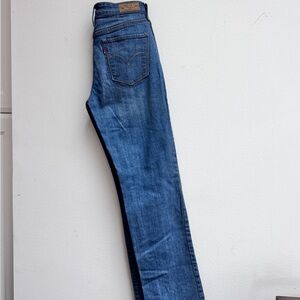 Levi’s women’s Demi curve stretch Blue Jean size 4/27 32 inseam. Straight left